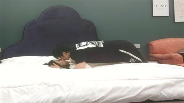 清纯学生妹撕开蕾丝胖次 舌尖疯狂挑逗蜜穴娇喘